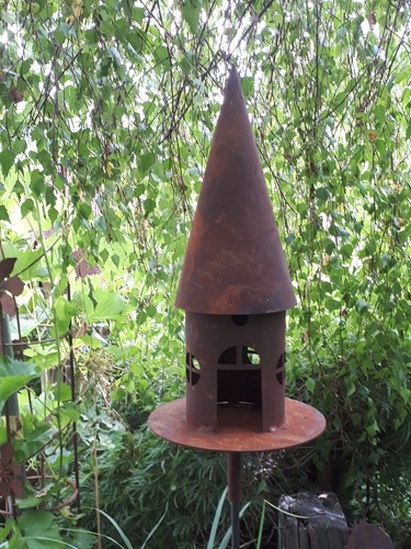 Edelrost vogelhaus auf stab - vogelhaus,